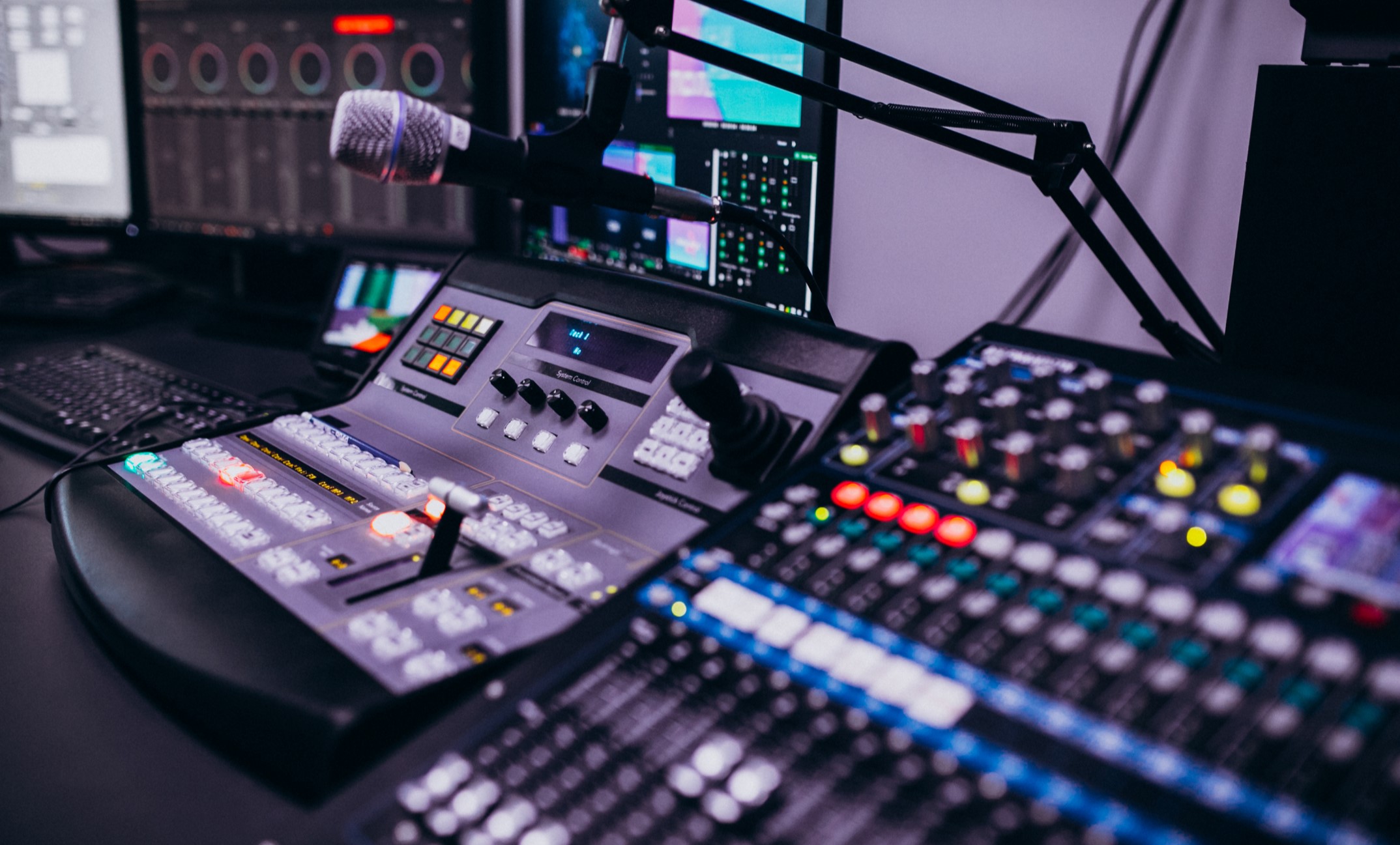 equipment-empty-musical-recording-room